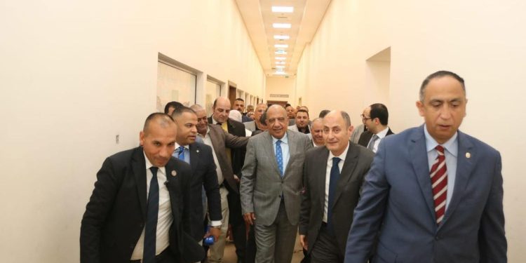 وزير الكهرباء يشارك العاملين بديوان الوزارة والشركة القابضة لكهرباء مصر والشركة المصرية لنقل الكهرباء إفطارهم الجماعي
