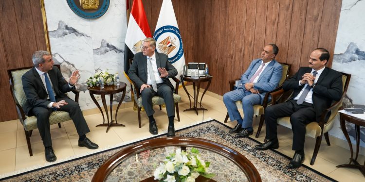 وزير البترول والثروة المعدنية يتابع مع مسئولي “إيني” الإيطالية خطط زيادة الإنتاج وربط الحقول القبرصية