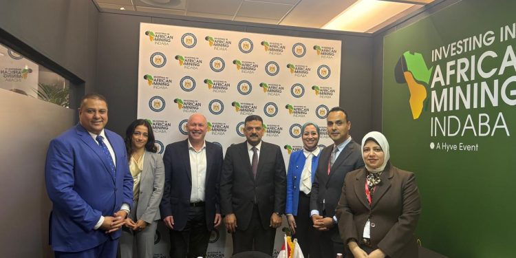 وفد وزارة البترول والثروة المعدنية يلتقي بالمستثمرين في جناح التعدين المصري بمؤتمر اندابا