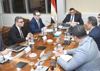 وزير الإسكان يعقد اجتماعًا لمتابعة ملفات عمل الهيئة العامة للتنمية السياحية