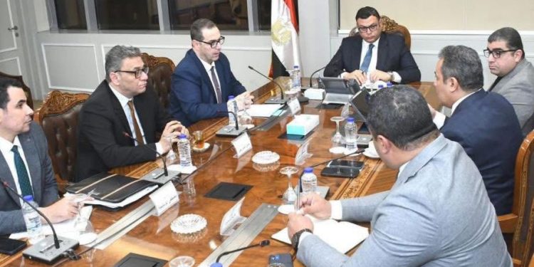 وزير الإسكان يعقد اجتماعًا لمتابعة ملفات عمل الهيئة العامة للتنمية السياحية