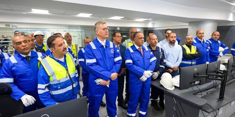 وزير البترول والثروة المعدنية يتفقد الوحدات الإنتاجية لشركة القاهرة لتكرير البترول ويجري حوارًا مع العاملين