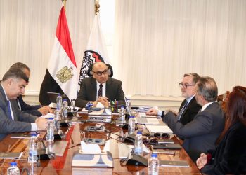 وزير قطاع الأعمال العام يبحث مع شركة إسبانية سبل التعاون في مشروعات بيئية مستدامة بالشركات التابعة