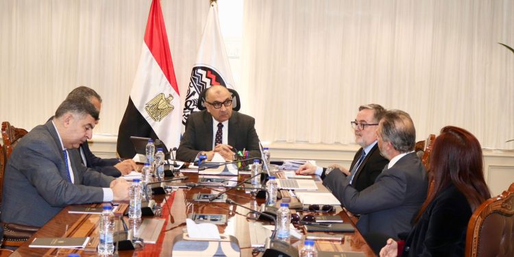 وزير قطاع الأعمال العام يبحث مع شركة إسبانية سبل التعاون في مشروعات بيئية مستدامة بالشركات التابعة