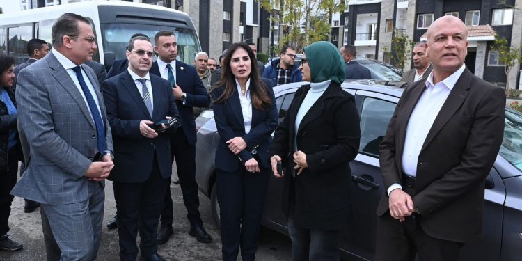 في جولة تفقدية.. وزيرة الإسكان تتابع موقف الخدمات بالحى السكني الثالث “R3” بالعاصمة الجديدة