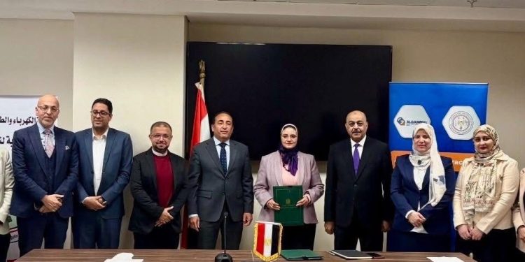 المصرية لنقل الكهرباء توقّع عقدًا مع “الجمال” لتنفيذ توسعات بمحطة محولات الإسماعيلية