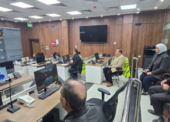محافظ القليوبية فى مركز سيطرة الشبكة الوطنية لمتابعة أعمال شفط مياه الأمطار و منع أي تراكمات وإعاقة الحركة المرورية