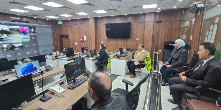 محافظ القليوبية فى مركز سيطرة الشبكة الوطنية لمتابعة أعمال شفط مياه الأمطار و منع أي تراكمات وإعاقة الحركة المرورية