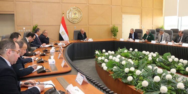 في ضوء التصعيد العسكري والظروف الطارئة التي تمر بها المنطقة.. وزير الكهرباء يجتمع بأعضاء اللجنة الدائمة لإدارة الأزمات والكوارث