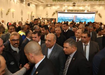وزير الكهرباء يشارك العاملين بشركات الكهرباء والنقابة العامة للمرافق إفطارهم الجماعي