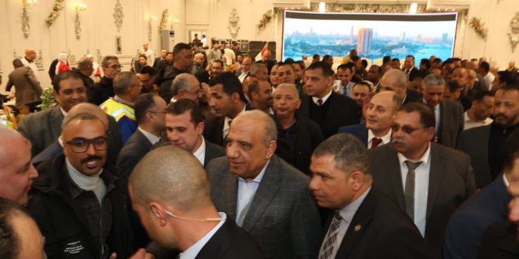 وزير الكهرباء يشارك العاملين بشركات الكهرباء والنقابة العامة للمرافق إفطارهم الجماعي