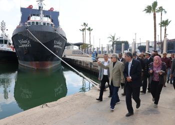 الفريق أسامة ربيع يتابع انتظام حركة الملاحة بالقناة وجاهزية أطقم الإرشاد والأطقم البحرية