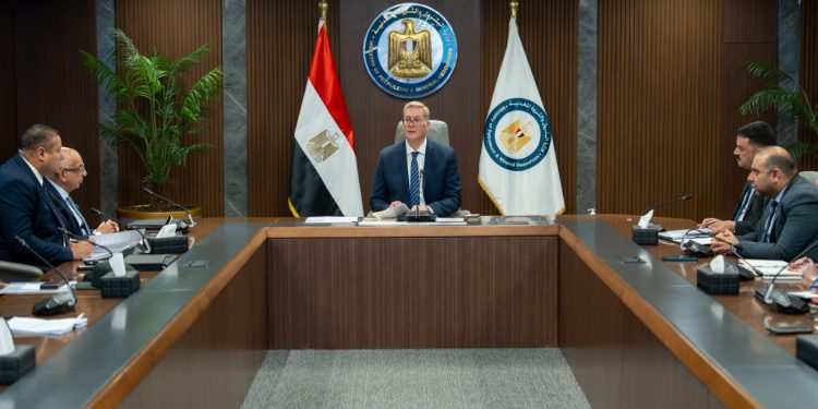عقب موافقة مجلس الوزراء.. وزير البترول والثروة المعدنية يبحث تنفيذ المسح الجوي الشامل للمعادن في مصر