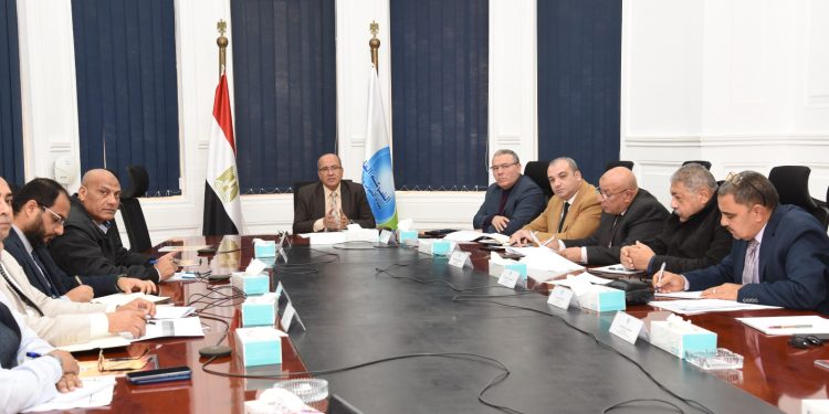 القابضة للمياه: متابعة مشروعات حياة كريمة واستعدادات عيد الفطر وفصل الصيف وتعزيز التحول الرقمي بقطاع المياه