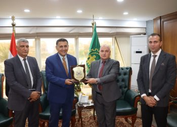 محافظ القليوبية يستقبل رئيس شركة بنها للصناعات الإلكترونية لبحث سبل التعاون المشترك