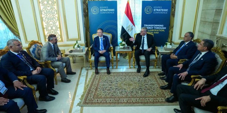 وزير البترول يبحث تعزيز التعاون مع شلمبرجير العالمية في تطبيق الحفر الأفقي لزيادة الإنتاج البترولي