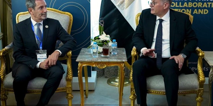 وزير البترول يبحث مع يونايتد انرجي خطط الإنتاج بالصحراء الغربية و استخدام الطاقة الشمسية محل السولار في التشغيل