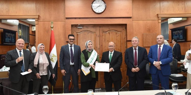 تكريم الأم المثالية بشركة مياه القليوبية على مستوى «القابضة للمياه» لعام 2026