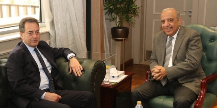وزير الكهرباء يبحث مع سفير فرنسا بالقاهرة سبل دعم وتعزيز فرص الشراكة والتعاون فى مجالات الكهرباء والطاقات المتجددة ودعم وتطوير وتحديث الشبكة الموحدة