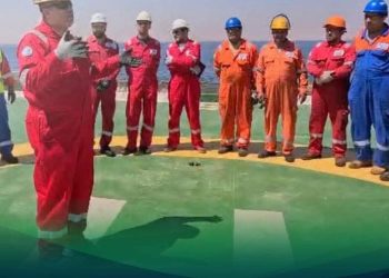 رئيس خدمات البترول البحرية PMS يتفقد البارج 11 لمتابعة أعمال إنزال الخط البحري 4 بوصة بمشروع تنمية حقل الزعفرانة البحري