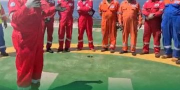 رئيس خدمات البترول البحرية PMS يتفقد البارج 11 لمتابعة أعمال إنزال الخط البحري 4 بوصة بمشروع تنمية حقل الزعفرانة البحري