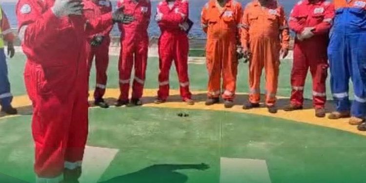 رئيس خدمات البترول البحرية PMS يتفقد البارج 11 لمتابعة أعمال إنزال الخط البحري 4 بوصة بمشروع تنمية حقل الزعفرانة البحري