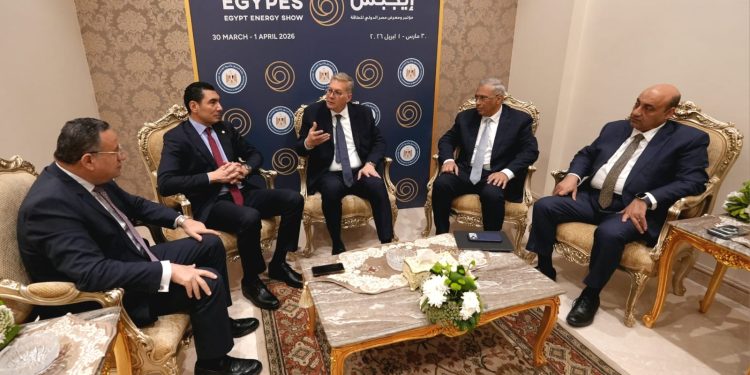 وزراء البترول والتعليم العالي والشباب والرياضة يعقدون مائدة مستديرة لتمكين وتأهيل الكفاءات الشابة بقطاع الطاقة