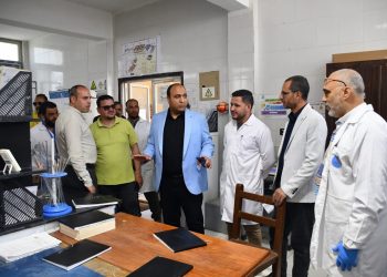 رئيس مياه الشرب بالجيزة يتفقد محطة معالجة صرف صحي أم دينار بمنشآة القناطر