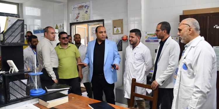 رئيس مياه الشرب بالجيزة يتفقد محطة معالجة صرف صحي أم دينار بمنشآة القناطر