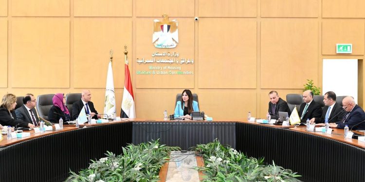 وزيرة الإسكان تعقد اجتماعًا موسعًا لمتابعة موقف تنفيذ مشروعات المبادرة الرئاسية “حياة كريمة”