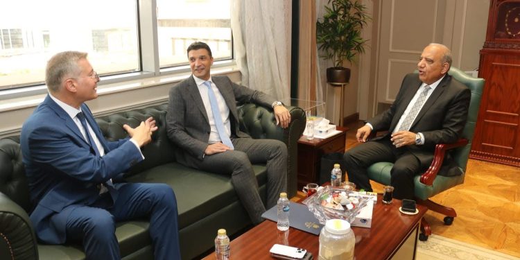 وزراء “الكهرباء” و”البترول” و”الصناعة” يبحثون ملفات العمل المشتركة وضمان الاستدامة وأمن الطاقة وتأمين الاستمرارية وتحقيق الكفاءة فى القطاعات الصناعية