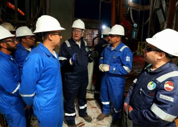 خلال جولته بالصحراء الغربية.. وزير البترول يتفقد العمل بالوردية الليلية ويبيت مع العاملين على الحفار EDC 73