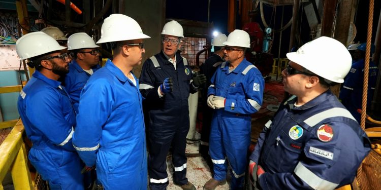 خلال جولته بالصحراء الغربية.. وزير البترول يتفقد العمل بالوردية الليلية ويبيت مع العاملين على الحفار EDC 73