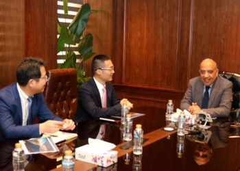 وزير الكهرباء يبحث مع شركة “هواوي” دعم التعاون في مجالات الطاقة المتجددة