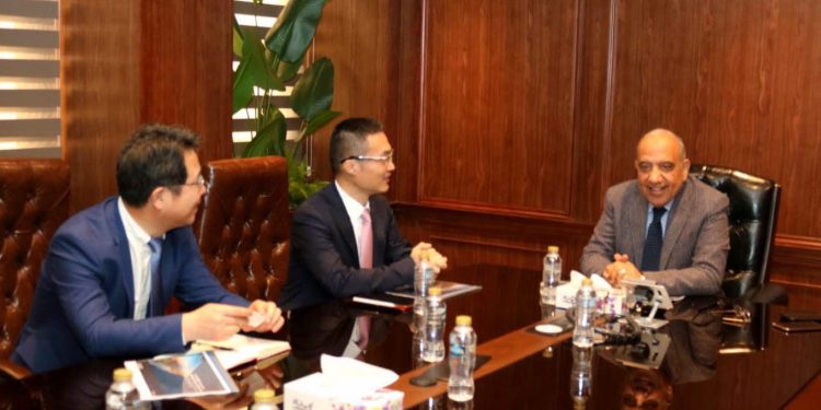 وزير الكهرباء يبحث مع شركة “هواوي” دعم التعاون في مجالات الطاقة المتجددة