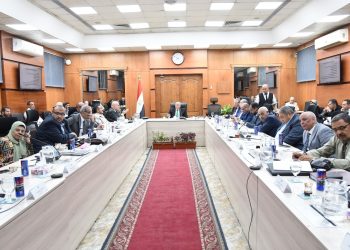 رئيس القابضة للمياه يتابع مؤشرات الأداء وتعزيز كفاءة التشغيل بالشركات التابعة