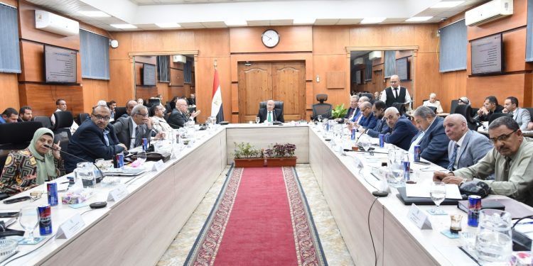 رئيس القابضة للمياه يتابع مؤشرات الأداء وتعزيز كفاءة التشغيل بالشركات التابعة