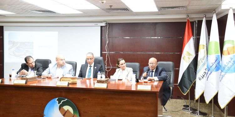 محافظ الجيزة يترأس اجتماعًا موسعًا مع أعضاء مجلسي النواب والشيوخ لمتابعة خدمات مياه الشرب والصرف الصحي