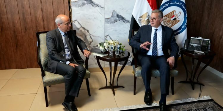 وزير البترول يبحث مع توتال إنرجيز عودتها للتوسع في استكشاف الغاز بمصر
