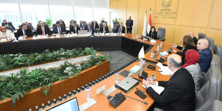 وزيرة الإسكان تعقد اجتماعها الدوري لمتابعة الموقف التنفيذي لمشروعات الإسكان بعدد من المدن الجديدة