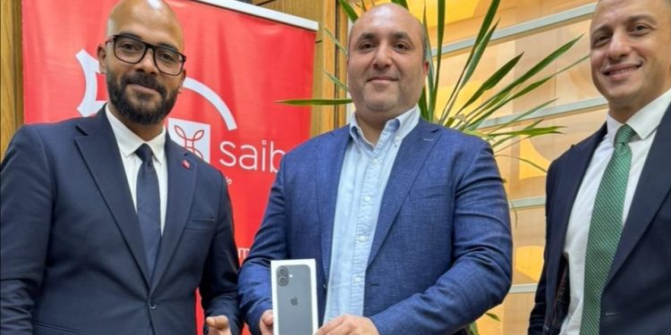 بنك saib يسلم هاتف iPhone 17 للفائز بحملته الترويجية لبطاقاته الائتمانية خلال شهر رمضان