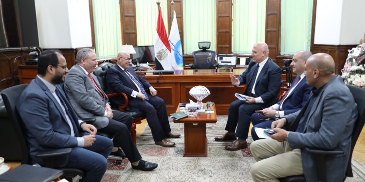 رئيس القابضة للمياه يناقش مع نوابه أجندة الموضوعات الاستراتيجية لتحسين خدمات مياه الشرب والصرف الصحي