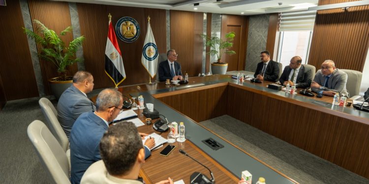 وزير البترول والثروة المعدنية يلتقي كوادر التعدين المرشحة لبرامج تدريبية متقدمة بأكبر الجامعات الأسترالية