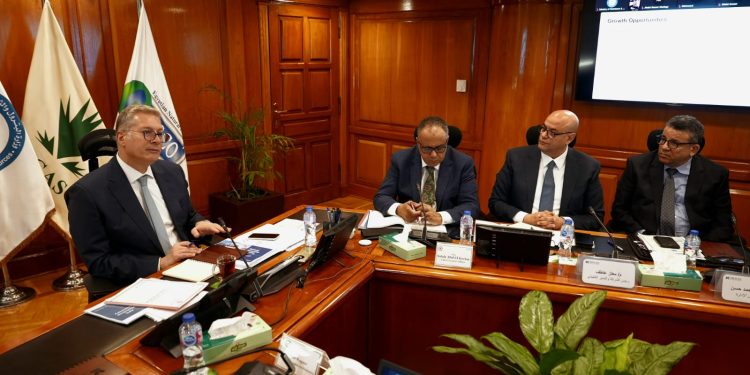 وزير البترول يوجه بالإسراع في استغلال إمكانات البترول والغاز بحقول شركة خالدة ويشيد بخطتها الخمسية 