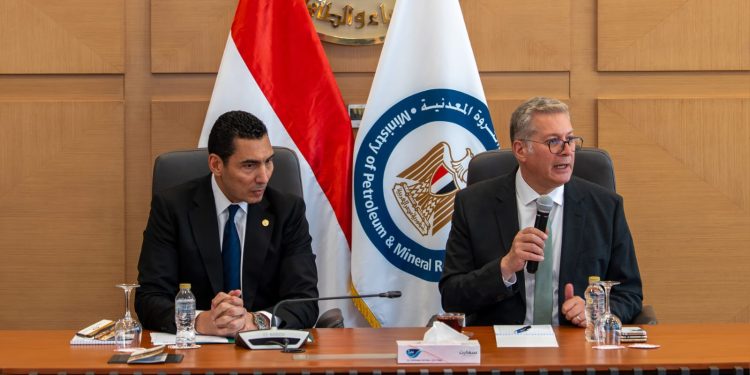  وزيرا البترول والثروة المعدنية والشباب والرياضة يعقدان مائدة مستديرة لتمكين الكوادر الشابة بقطاع الطاقة