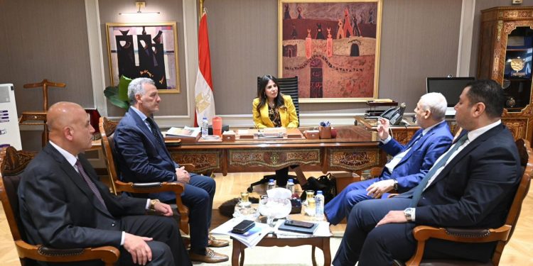 وزيرة الإسكان تبحث مع شركة «أميا باور» سبل التعاون في تنفيذ محطات تحلية مياه البحر