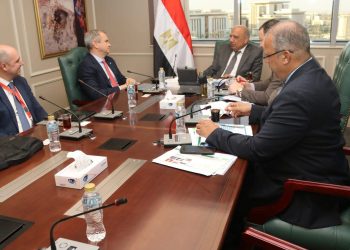 وزير الكهرباء يبحث مع مسئولي شركة الكازار الإماراتية مستجدات التنفيذ وتطور الأعمال فى مشروعات طاقة الرياح
