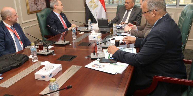 وزير الكهرباء يبحث مع مسئولي شركة الكازار الإماراتية مستجدات التنفيذ وتطور الأعمال فى مشروعات طاقة الرياح