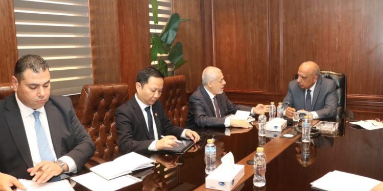 وزير الكهرباء يبحث مع مسئولي شركة “AMEA POWER” الإماراتية تطور تنفيذ مشروعات الطاقة المتجددة