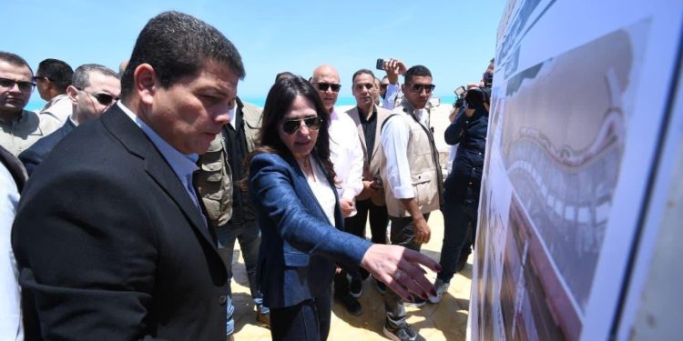 وزيرة الإسكان تتفقد بوغاز منطقة 24 والممشى السياحي الرابط من مارينا (5) إلى مارينا (7)